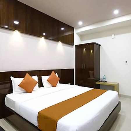 Royal Blue Meridian inn Bangalore Bagian luar foto
