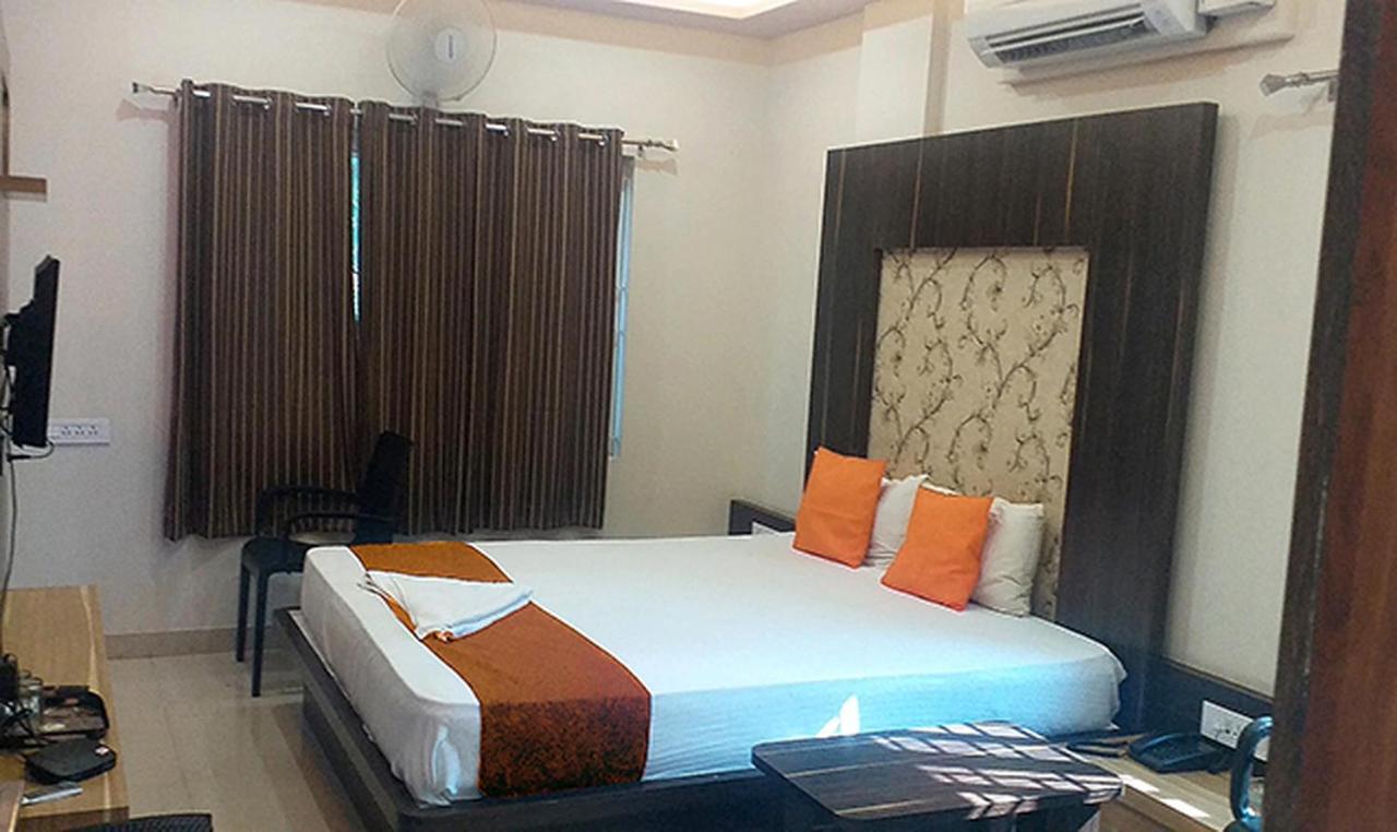 Royal Blue Meridian inn Bangalore Bagian luar foto