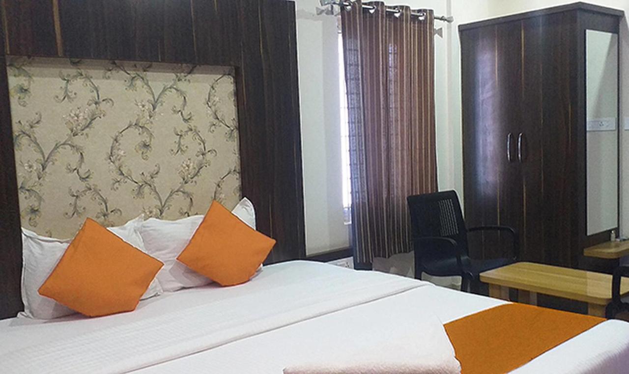 Royal Blue Meridian inn Bangalore Bagian luar foto