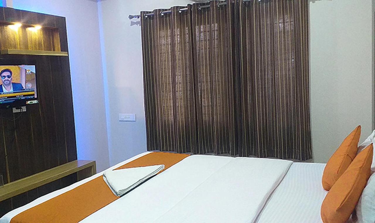 Royal Blue Meridian inn Bangalore Bagian luar foto