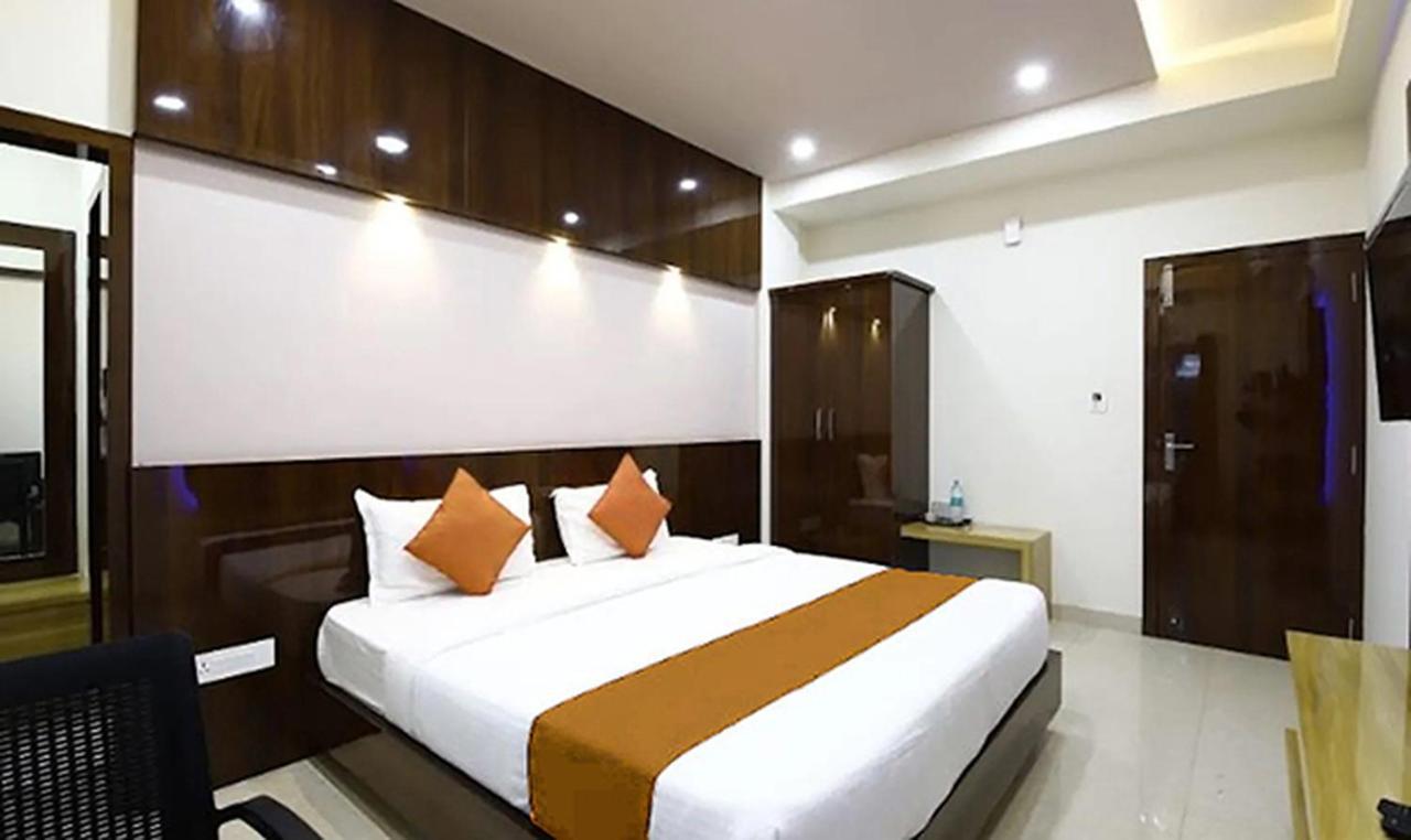 Royal Blue Meridian inn Bangalore Bagian luar foto