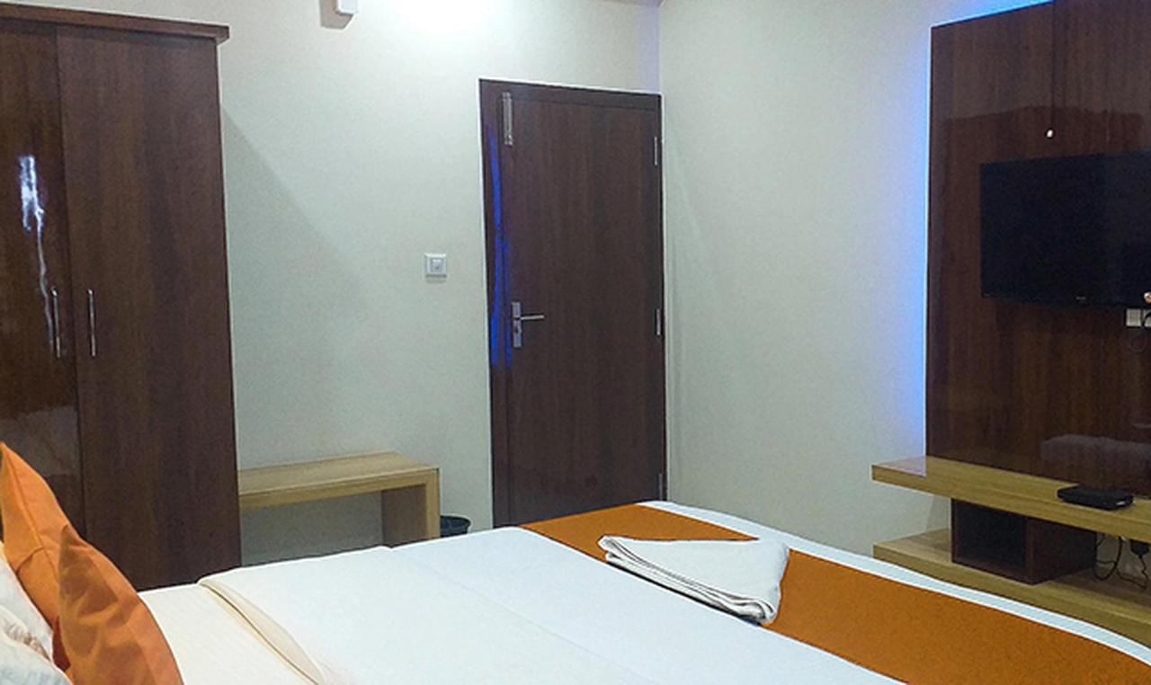 Royal Blue Meridian inn Bangalore Bagian luar foto