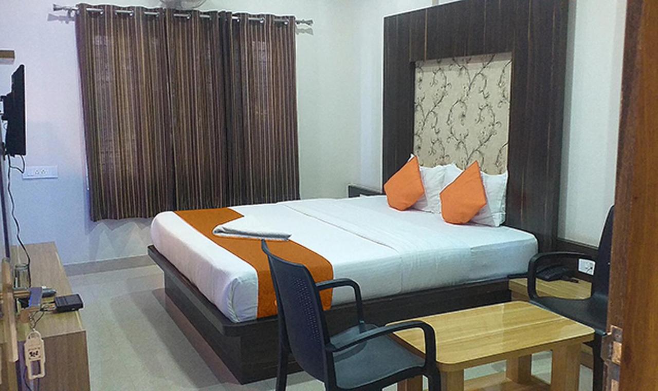 Royal Blue Meridian inn Bangalore Bagian luar foto