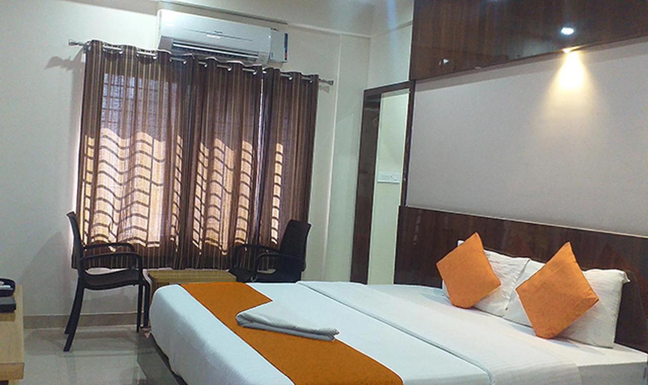 Royal Blue Meridian inn Bangalore Bagian luar foto